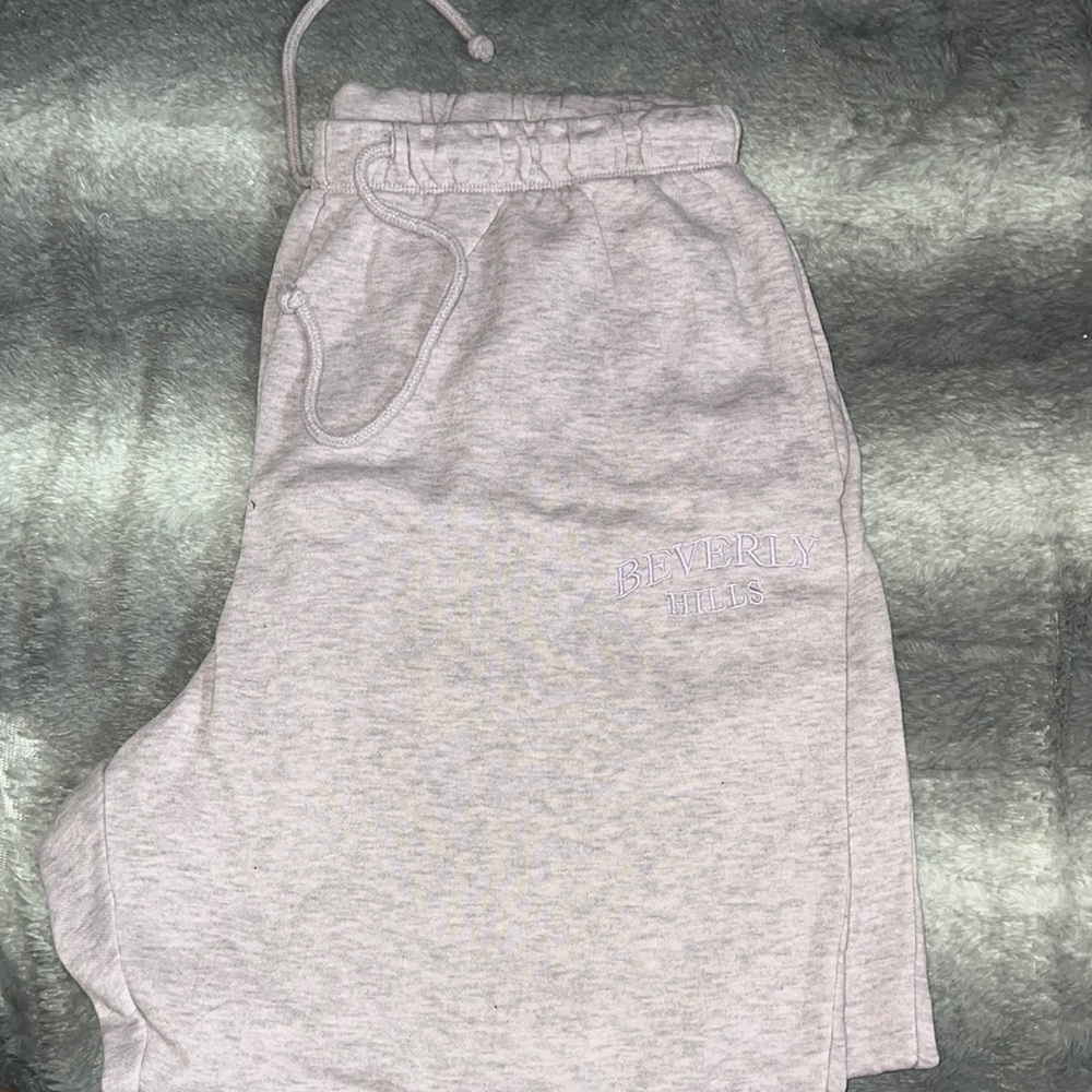 Cute sweatpants size large. Worn once. Good quality and nothing wrong with it(: